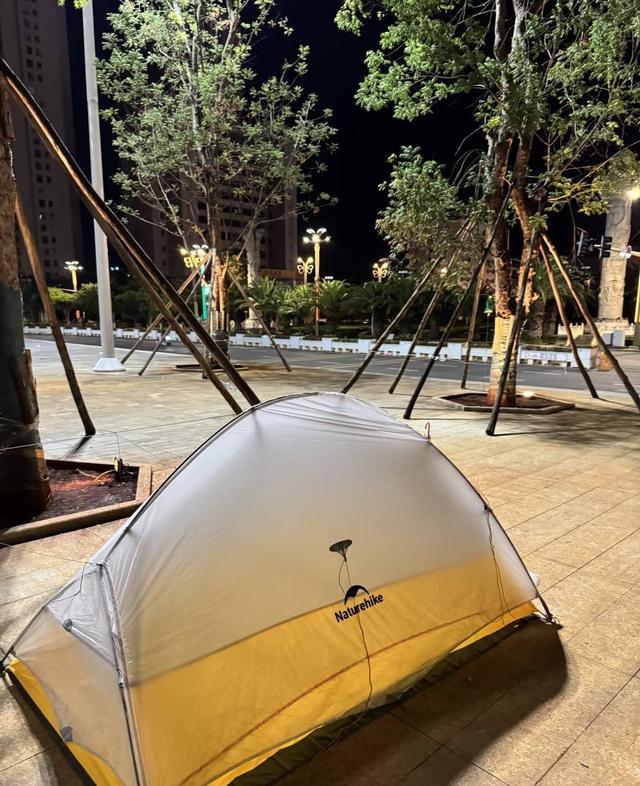 注 专家：鼓励探索精神 但安全是前提新葡京娱乐年轻人旅游带帐篷过夜引关(图3)